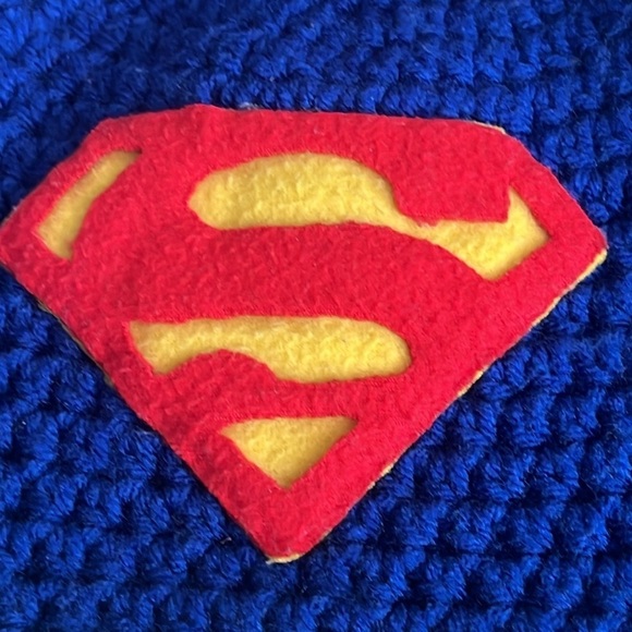 Superman hand knit crocheted winter beanie hat, 3-5 yrs - Picture 3 of 9
